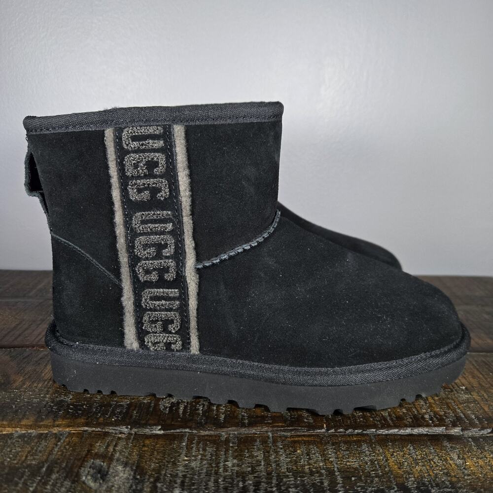 NEW UGG Classic Mini Side Logo Womens Size 5 Slip On Shoes Boots Black Fur Lined